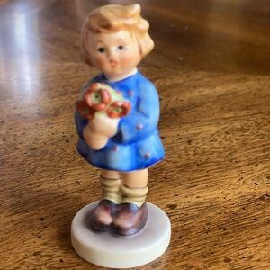 Hummel#239 Girl with Nosegay